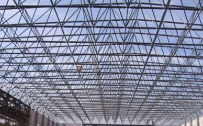 玛多钢结构厂房屋面板及保温层安装